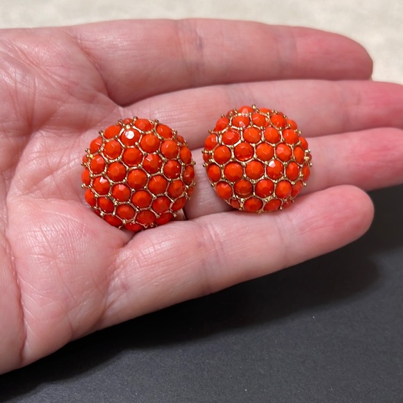 Jewelry - VINTAGE FAUX CORAL BUTTON POST BACK EARRINGS SET IN GOLD TONE METAL